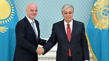 Фотография к новости: Мемлекет басшысы Халықаралық футбол федерациясының президентін қабылдады