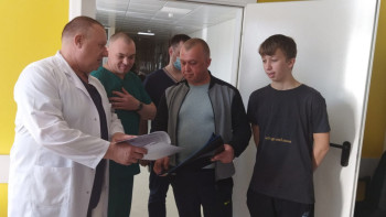 Фотография к новости: Қақпа астында қалған бала ауруханадан шықты