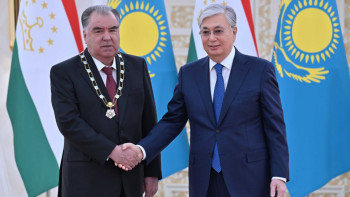 Фотография к новости: Тоқаев Эмомали Рахмонды «Алтын Қыран» орденімен марапаттады