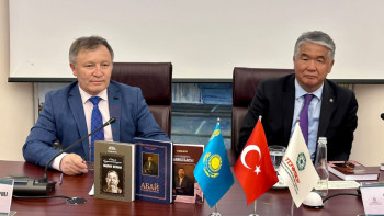 Фотография к новости: «Абай өлеңдерінің қолжазбасы» атты кітап жарық көрді