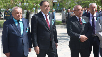 Фотография к новости: Тоғжанов ақын Төлеген Айбергеновтің ескерткішіне гүл шоқтарын қойды