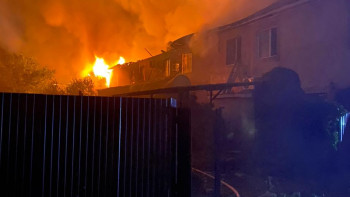 Фотография к новости: Атырауда 10 қабатты үй өртеніп жатыр