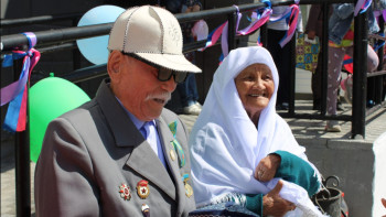 Фотография к новости: Сен құрметте оны! Өнерпаздар ардагерлерге сый көрсетті