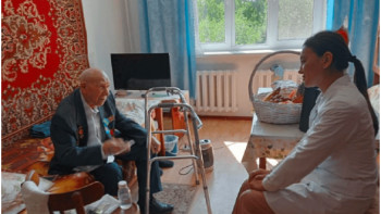 Фотография к новости: Алматы дәрігерлері ардагерлерді аралады