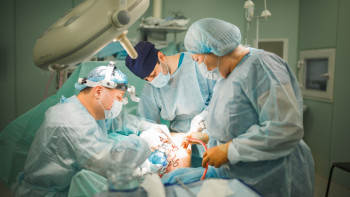 Фотография к новости: ШҚО кардиохирургтары жүрек қақпақшасын кеспейтін операция жасады