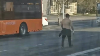 Фотография к новости: Павлодарда қала ортасында пышақпен жүрген ер адам ұсталды