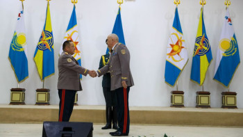 Фотография к новости: Қорғаныс министрі Қарулы күштердің әскери қызметшілеріне мемлекеттік наградалар табыс етті