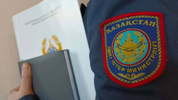 Фотография к новости: Полицейлер 16 қабаттан секіргелі тұрған ер адамды құтқарып қалды