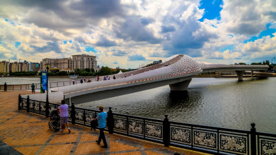 Астанада ер адам көпірден секірмек болды