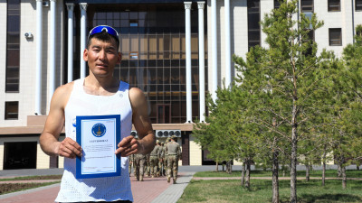 Қошқарды 2 мың рет көтерген әскери қызметші тағы бір рекорд орнатты