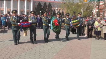 Фотография к новости: Семейде қаза тапқан ауған сарбаздарына арналған ескерткішке гүл шоқтарын қою рәсімі өтті