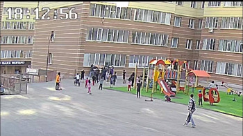 Фотография к новости: Астанада көршілер 3-қабаттан құлап кеткен 2 жасар қызды құтқарып қалды