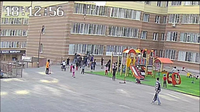 Астанада көршілер 3-қабаттан құлап кеткен 2 жасар қызды құтқарып қалды