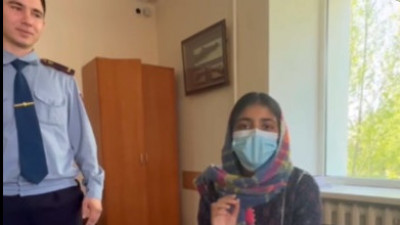 Полицейлер ұрланған телефонды тауып, Пәкістан азаматына қайтарып берді