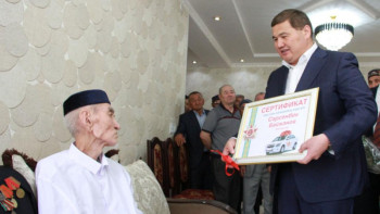 Фотография к новости: Қызылорда облысының әкімі ғасыр жасаған ардагерге автокөлік табыстады