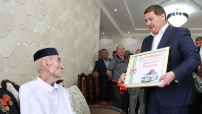 Қызылорда облысының әкімі ғасыр жасаған ардагерге автокөлік табыстады