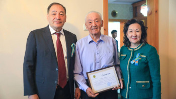 Фотография к новости: Ақтөбе облысының әкімі еңбек ардагерлерін Отан қорғаушылар күнімен құттықтады