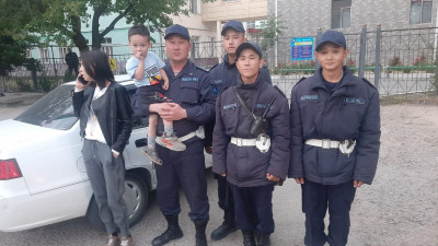 Шымкентте ұландықтар жоғалған баланы тауып, анасына табыстады