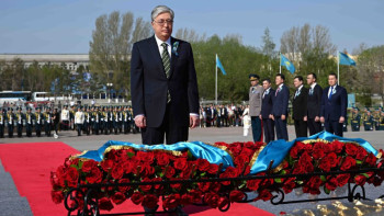 Фотография к новости: Мемлекет басшысы «Отан Ана» монументіне гүл шоқтарын қойды