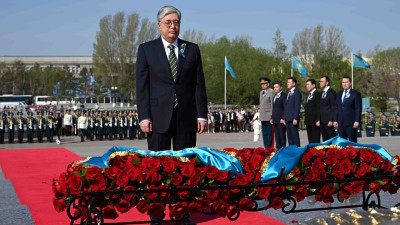 Мемлекет басшысы «Отан Ана» монументіне гүл шоқтарын қойды