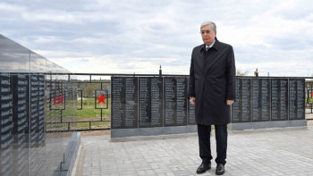 Фотография к новости: Президент  Ұлы Отан соғысы жылдарында қаза тапқан жауынгерлердің рухына құран бағыштады