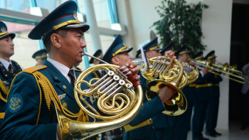 Фотография к новости: Әскери музыканттар жерлестерімізді мерекемен құттықтады