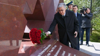 Фотография к новости: Мемлекет басшысы жауынгерлерге арналған мемориалдық кешенге гүл шоғын қойды