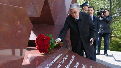 Мемлекет басшысы жауынгерлерге арналған мемориалдық кешенге гүл шоғын қойды