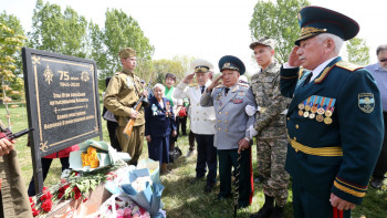 Фотография к новости: «Мәңгілік даңқ» мемориалына гүл шоқтары қойылды