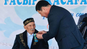 Фотография к новости: Майдангер Қабақ Смағұлға  “Қазалы ауданының құрметті азаматы” атағы табысталды