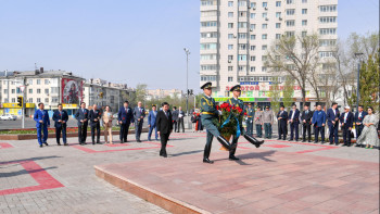 Фотография к новости: Мәжіліс төрағасы Әлия Молдағұлованың ескерткішіне  гүл шоғын қойды