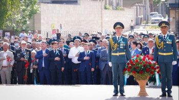 Фотография к новости: Шымкентте «Даңқ» мемориалына гүл шоқтары қойылды