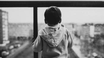 Фотография к новости: Қарағандыда екі жасар бүлдіршін терезеден құлап кетті