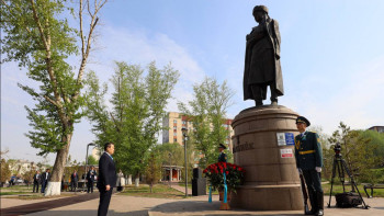 Фотография к новости: Әлихан Смайылов Мәншүк Мәметованың ескерткішіне гүл шоқтарын қойды