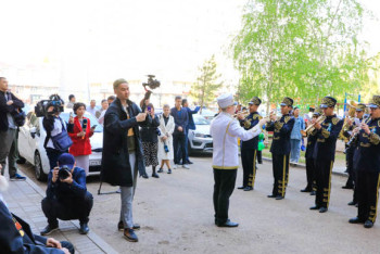 Фотография к новости: Көшпелі оркестр елордалық ардагерлерді құттықтады