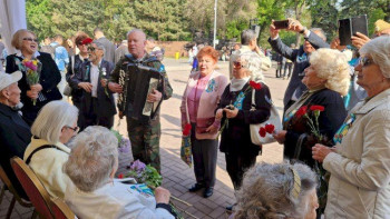 Фотография к новости: Алматыда Мәңгі алауға гүл шоқтары қойылды