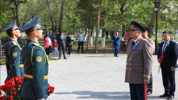 Фотография к новости: Астанада Қарулы күштердің әскери қызметшілері батырларды еске алды