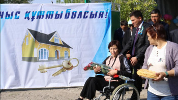 Фотография к новости: Кәсіпкер мүмкіндігі шектеулі жанға пәтер сыйлады