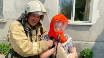 Фотография к новости: Өскеменде өрт сөндірушілер жанып жатқан үйден әйел мен баласын құтқарды