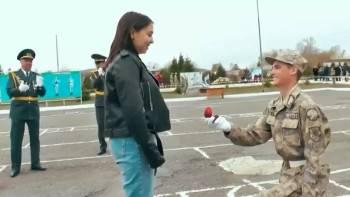 Фотография к новости: Сарбаз ант қабылдау рәсімінде сүйіктісіне ұсыныс жасады