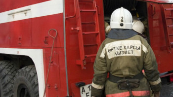 Фотография к новости: Алматыда жанып жатқан пәтерден 68 жастағы қарт адам құтқарылды