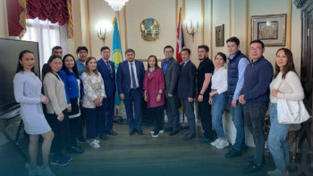 Фотография к новости: Саясат Нұрбек «Болашақ» стипендианттармен кездесті