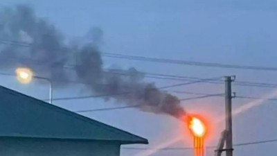 Атырау мұнай өңдеу зауытының мұржасында газ алауы жанды