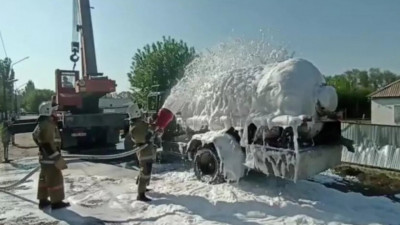 Жетісу облысында газ таситын көлік аударылып кетті