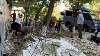 Фотография к новости: Полиция Ақтаудағы үй кіреберісіндегі адам өліміне қатысты түсініктеме берді