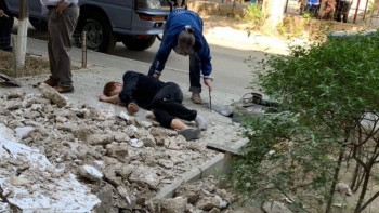 Фотография к новости: Ақтауда қаза болған адам кіреберістегі шатырдың демонтаж жұмысын жүргізген