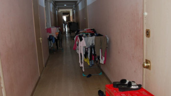 Фотография к новости: Көпбалалы аналар қандала мен тарақан толы жатақхананы күнелтуге мәжбүр