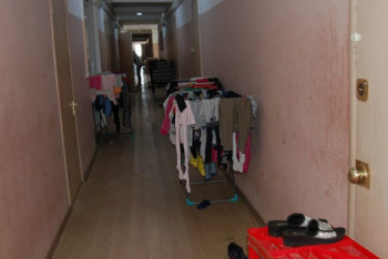 Фотография к новости: Көпбалалы аналар қандала мен тарақан толы жатақхананы күнелтуге мәжбүр