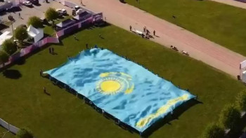 Фотография к новости: Қазақстандық жанкүйерлер Латвияда 800 шаршы метрлік ту жайды