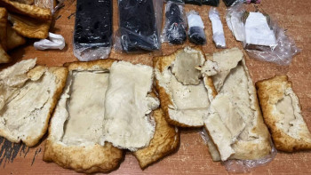 Фотография к новости: Алматы облысындағы түрмеге шелпек ішіне телефон мен насыбай сап өткізбек болған күдікті анықталды